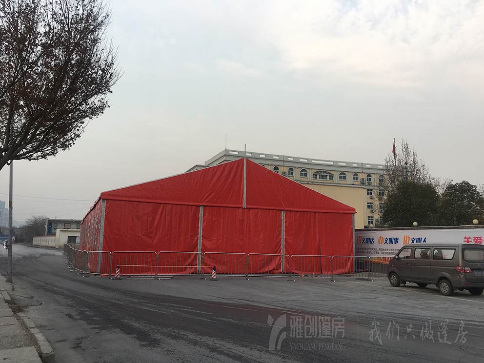 洛陽(yáng)玻璃篷房出租公司搭建紅色人字形篷房現(xiàn)場(chǎng)