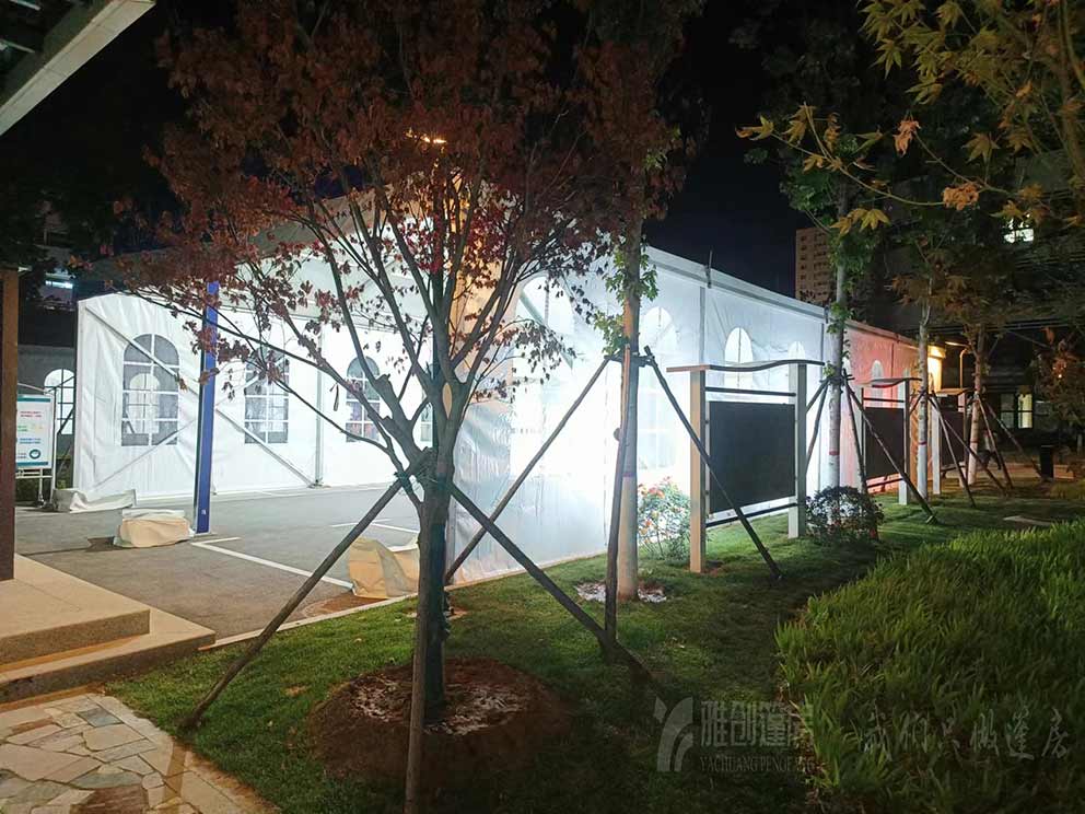 醫(yī)院論壇會(huì)議租賃的臨時(shí)篷房由鄭州華熠篷房租賃廠(chǎng)家搭建完畢