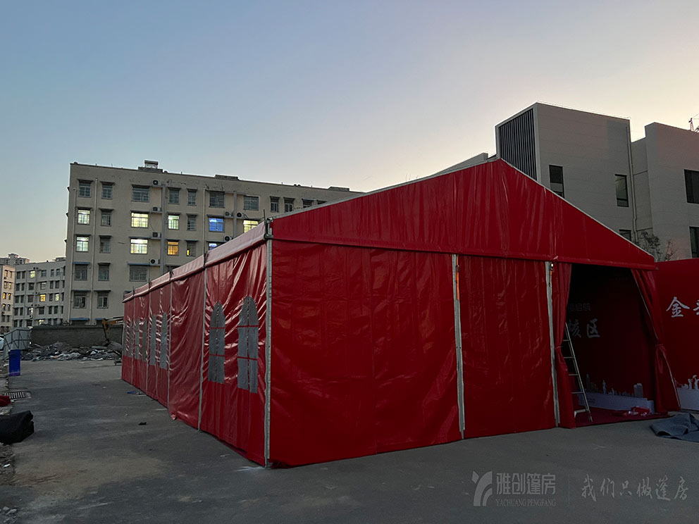 安陽篷房租賃廠家已經(jīng)搭建好了一座紅色篷房