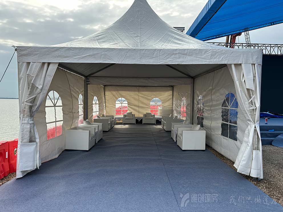 安陽篷房租賃搭建的戶外尖頂篷房可以搭配地毯