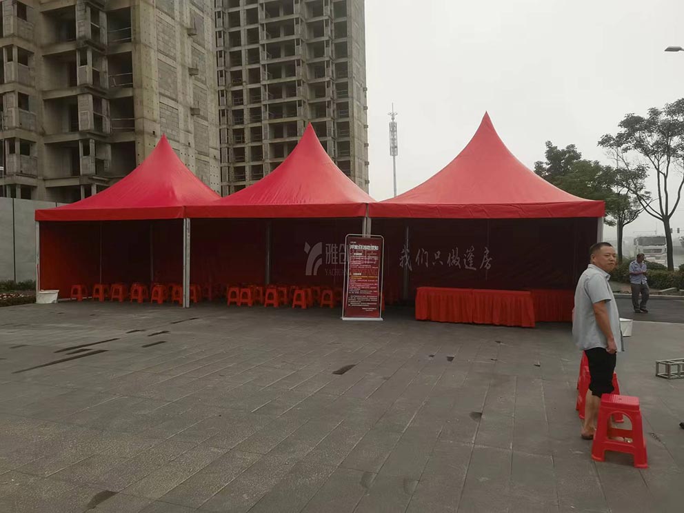 安陽篷房廠家搭建的紅色尖頂異常醒目