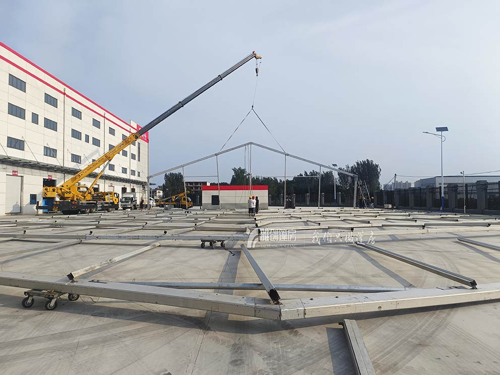 許昌篷房租賃起架搭建篷房現(xiàn)場，秩序井然