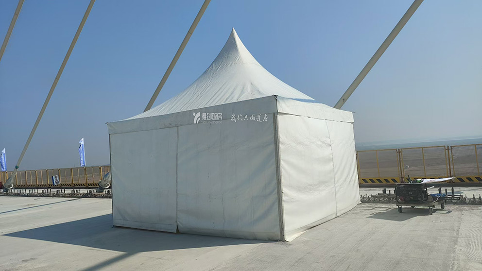 鄭州篷房租賃廠家搭建兩座白色尖頂篷房