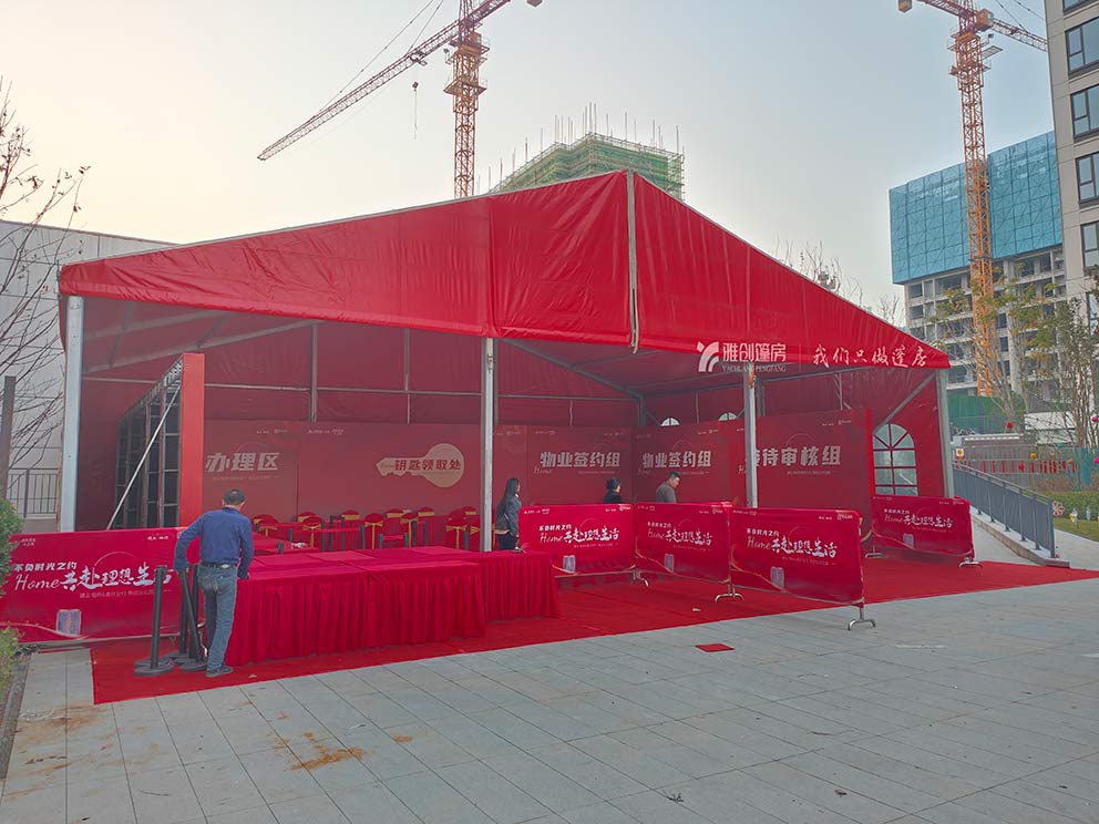 洛陽帳篷搭建生產(chǎn)廠家搭建的紅色地產(chǎn)篷房頗受好評