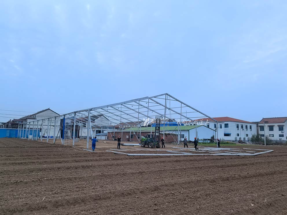 鄭州篷房廠家奔赴焦作武陟縣搭建婚慶篷房現(xiàn)場