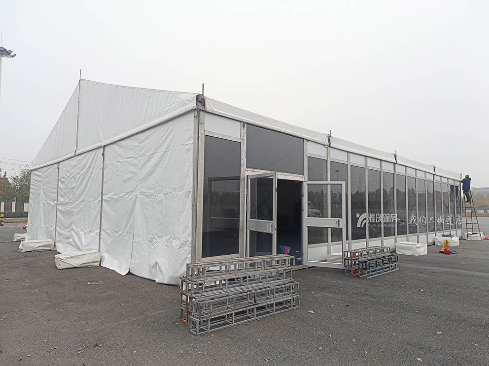 鄭州篷房搭建定制透明玻璃車展篷房現(xiàn)場